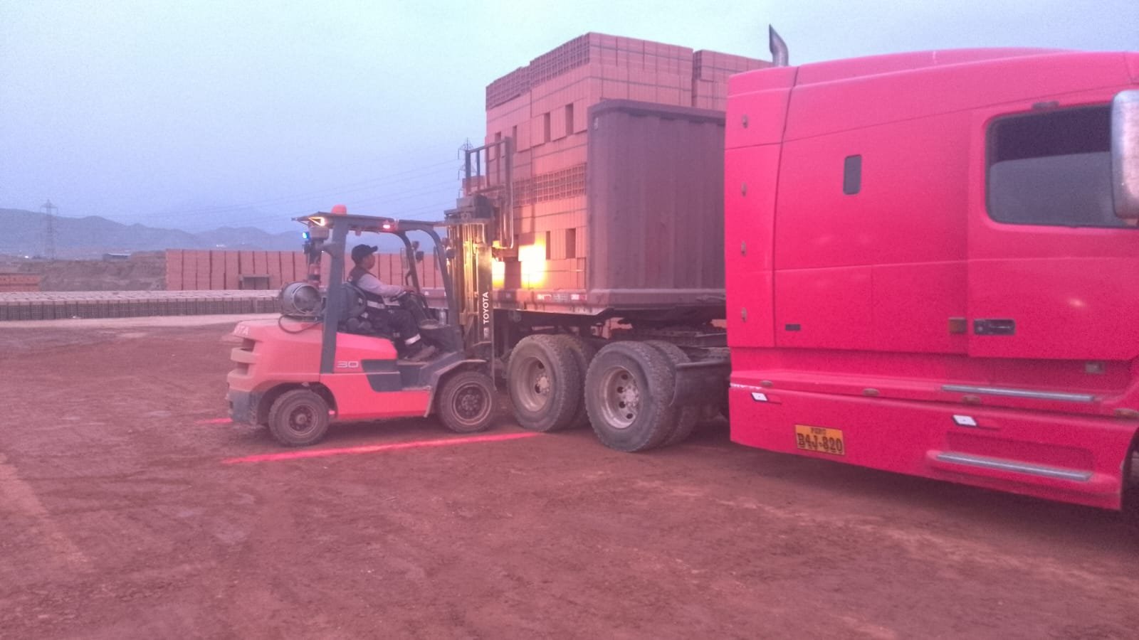 Equipo preparando materiales para despacho